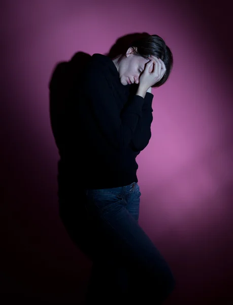 Mladá žena trpící těžkou depresí — Stock fotografie
