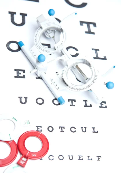 Concetto di optometria - occhiali di misurazione della vista e grafico degli occhi — Foto Stock