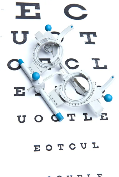 Концепция оптометрии - очки для измерения зрения и диаграмма зрения — стоковое фото