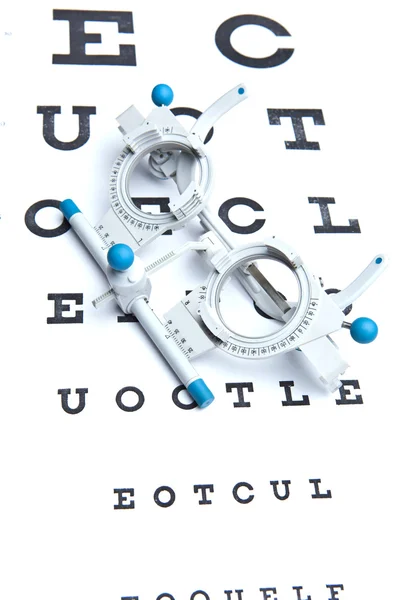 Concetto di optometria - occhiali di misurazione della vista e grafico degli occhi — Foto Stock