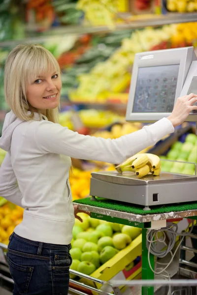 Gyönyörű fiatal nő, vásárlás, a gyümölcsök és zöldségekhez — Stock Fotó