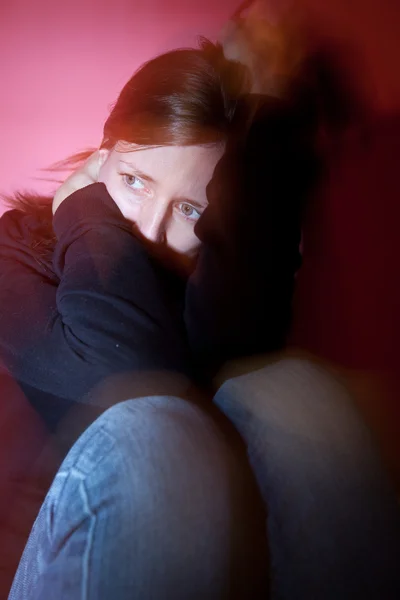 Mulher jovem que sofre de uma depressão / ansiedade grave — Fotografia de Stock