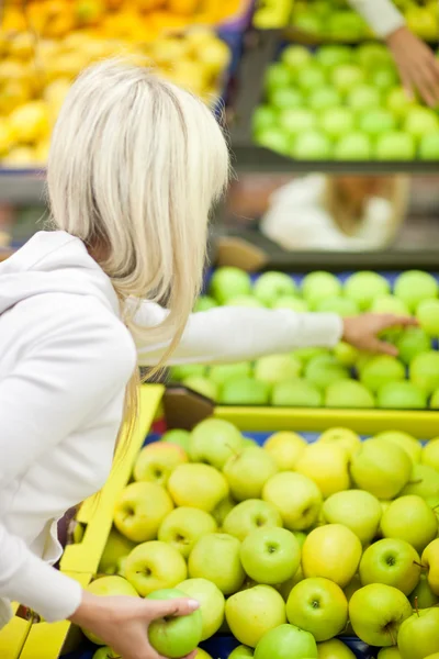 과일과 야채에 대 한 쇼핑 하는 아름 다운 젊은 여자 — 스톡 사진