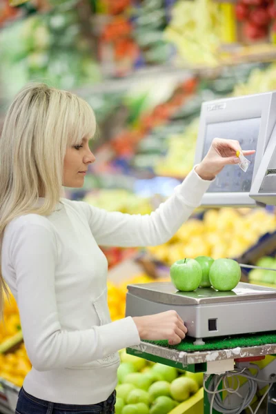 Hermosa joven comprando frutas y verduras — Foto de Stock