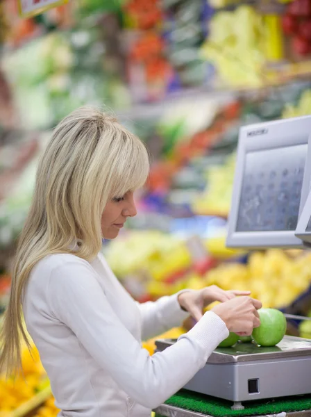 Bella giovane donna shopping per frutta e verdura — Foto Stock