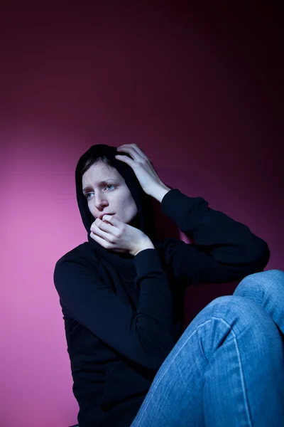 Młoda kobieta cierpi na ciężką depresję/lęk — Zdjęcie stockowe