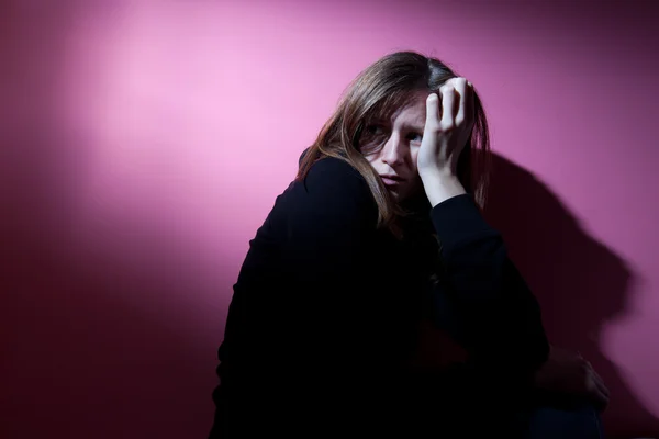 Mladá žena trpící těžkou depresí — Stock fotografie