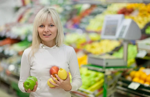 美丽的年轻女子买水果和蔬菜 — 图库照片