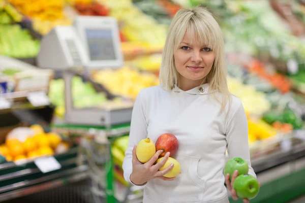 Gyönyörű fiatal nő, vásárlás, a gyümölcsök és zöldségekhez — Stock Fotó