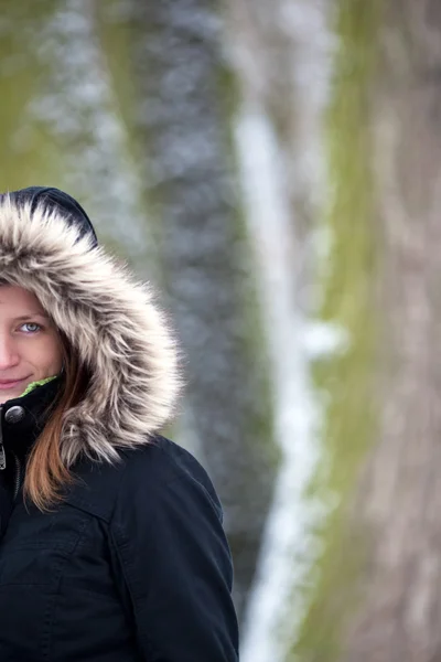 Mulher bonita ao ar livre em um prk em um dia de inverno nevado — Fotografia de Stock