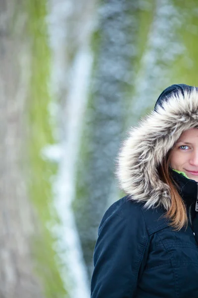 Красива молода жінка на відкритому повітрі в дзьобі в сніжний зимовий день — стокове фото