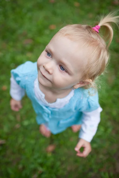 Menina bonito ao ar livre em um parque — Fotografia de Stock