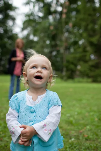 Sevimli küçük kız açık havada bir parkta — Stok fotoğraf