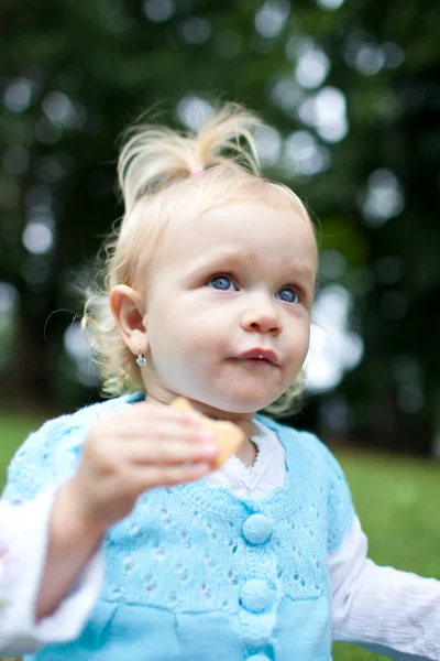 Sevimli küçük kız açık havada bir parkta — Stok fotoğraf