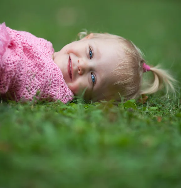 Aranyos kislány, szabadban, egy park — Stock Fotó