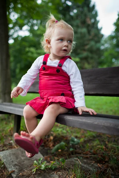 Menina bonito ao ar livre em um parque — Fotografia de Stock