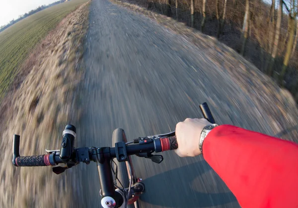 Montar en bicicleta de montaña en un camino rural — Foto de Stock