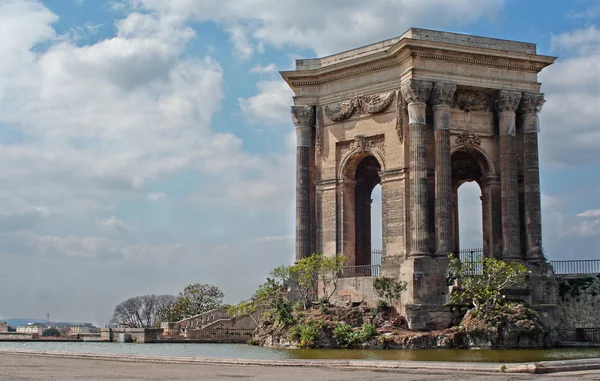 Триумфальная арка в саду Пейру в Монпелье, Франция — стоковое фото