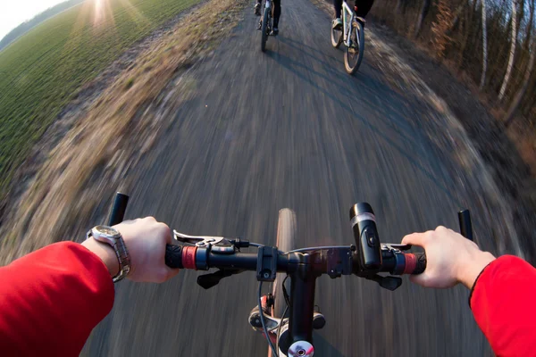 Andar de bicicleta de montanha numa estrada rural — Fotografia de Stock
