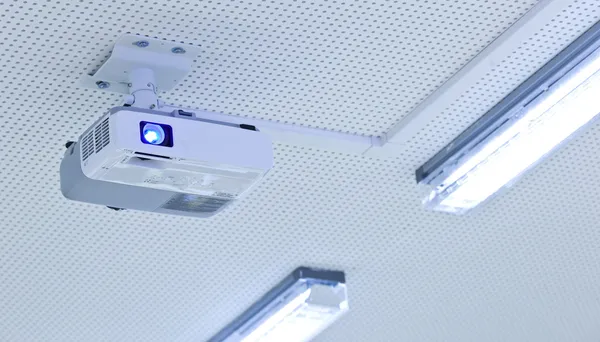 Overhead LCD-projector in een moderne klaslokaal — Stockfoto