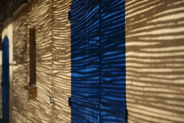 Skuggade väggen på ett hus i provence, Frankrike. — Stockfoto