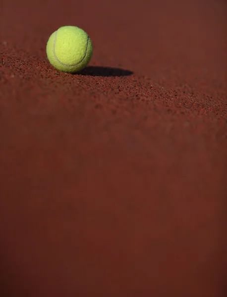 Tenisový míč na hřišti — Stock fotografie