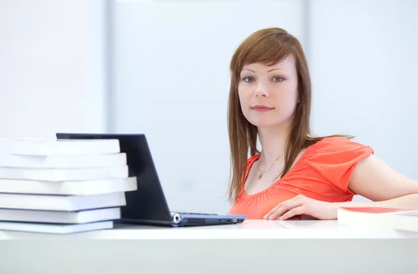 Portrait of a pretty young woman using a laptop computer — Stock Photo, Image