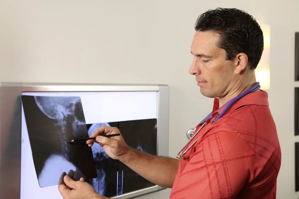 Arzt mit Röntgenbild — Stockfoto