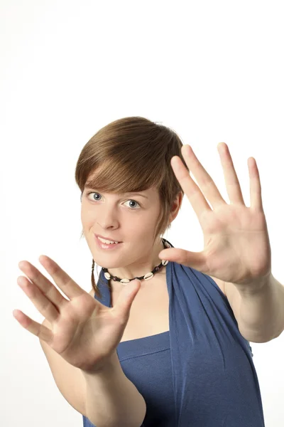 Jovem mulher com as mãos para a câmera — Fotografia de Stock