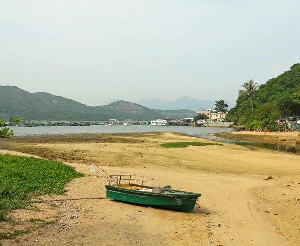 Одинокая лодка на пляже — стоковое фото