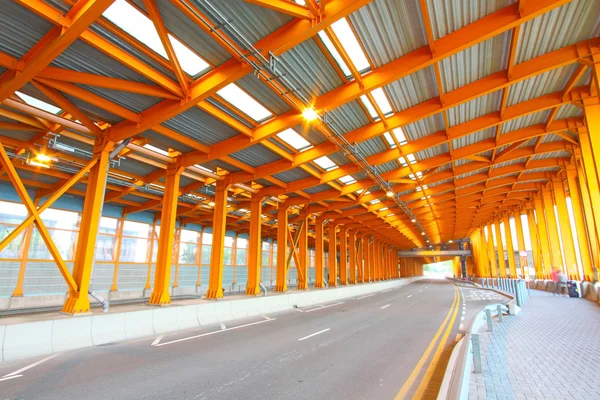 Túnel laranja e rodovia durante o dia — Fotografia de Stock