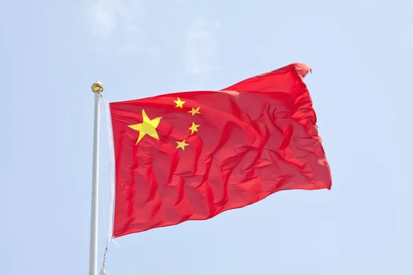 中国国旗在蓝蓝的天空 — 图库照片