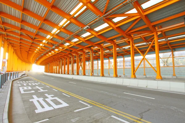 Túnel naranja y autopista durante el día —  Fotos de Stock