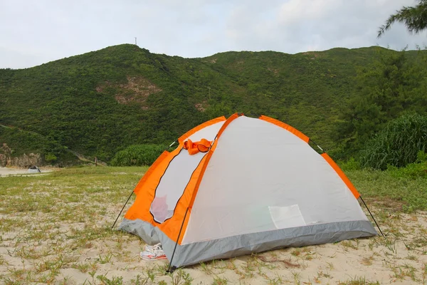 Camping salvaje en la playa con tienda — Foto de Stock