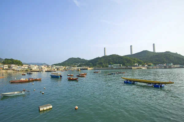 Zona costera con muchos barcos de pesca en Lamma Island, Hong Kong . — Foto de Stock
