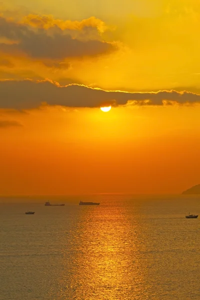 Puesta de sol sobre el océano con barcos en movimiento — Foto de Stock