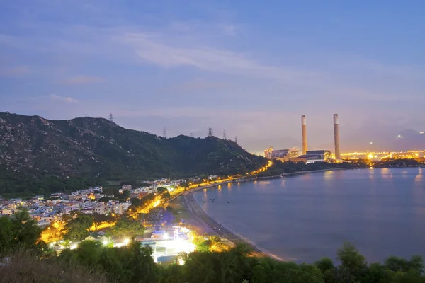Central eléctrica a lo largo de la costa por la noche —  Fotos de Stock