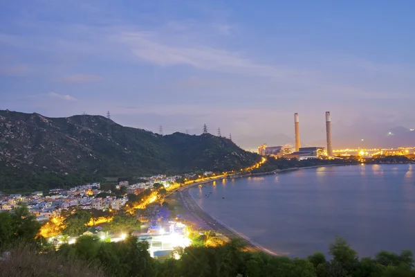 Gece deniz kıyısı boyunca güç istasyonu — Stok fotoğraf