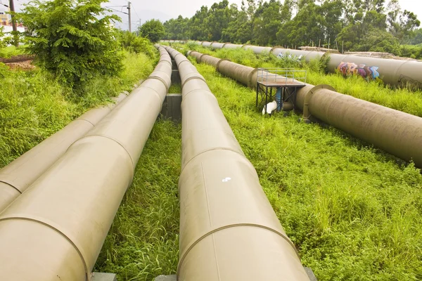 Industrielle Pipelines am Boden — Stockfoto