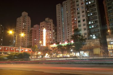 Gece vakti Hong Kong şehir merkezinde.