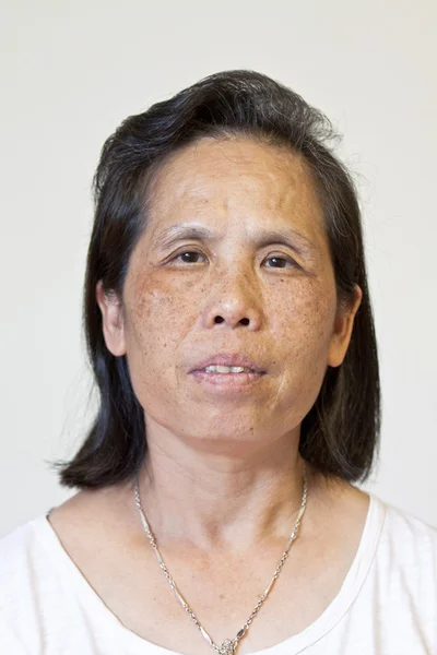 Bir 50s portre kıdemli Asyalı kadın — Stok fotoğraf