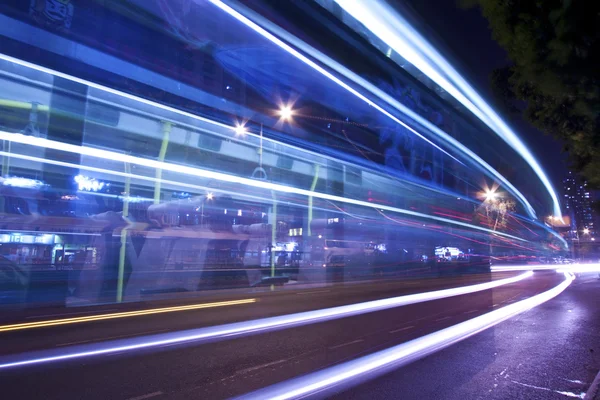Licht paden met drukke verkeer nachts — Stockfoto