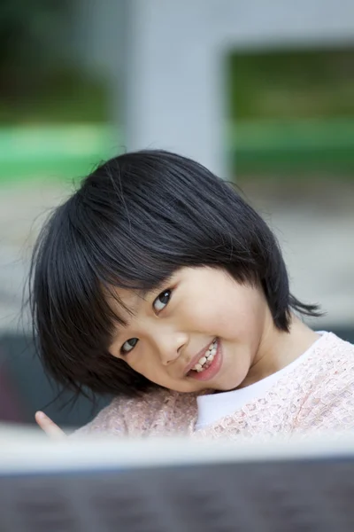 Asyalı genç kız gülümseyerek — Stok fotoğraf