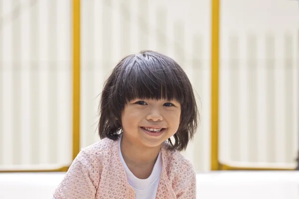 Een jonge Aziatische meisje glimlachen — Stockfoto