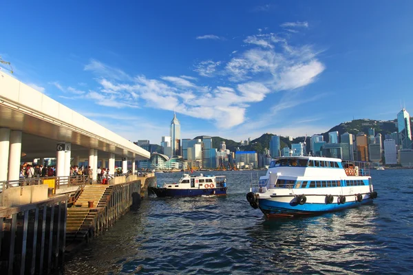 Гонконгский пирс и горизонт — стоковое фото