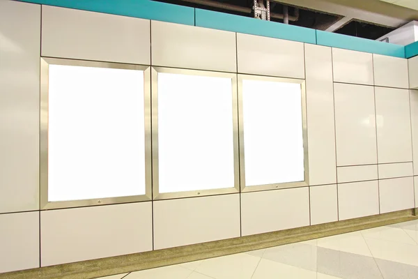 Leeg reclamebord in treinstation — Stockfoto