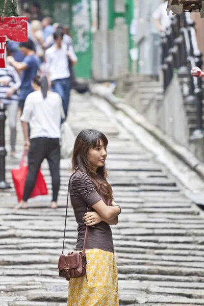 Mulher asiática esperando sozinha — Fotografia de Stock