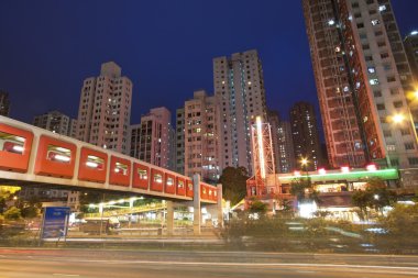 gece şehir yoğun trafikte