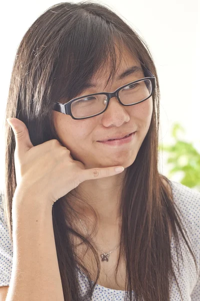 Asiatisk kvinna prata telefon — Stockfoto