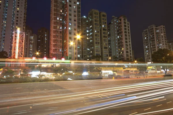 Nachts reger Verkehr in der Stadt — Stockfoto